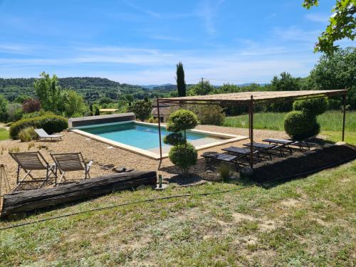 Piscine & vue sur le Bastidon